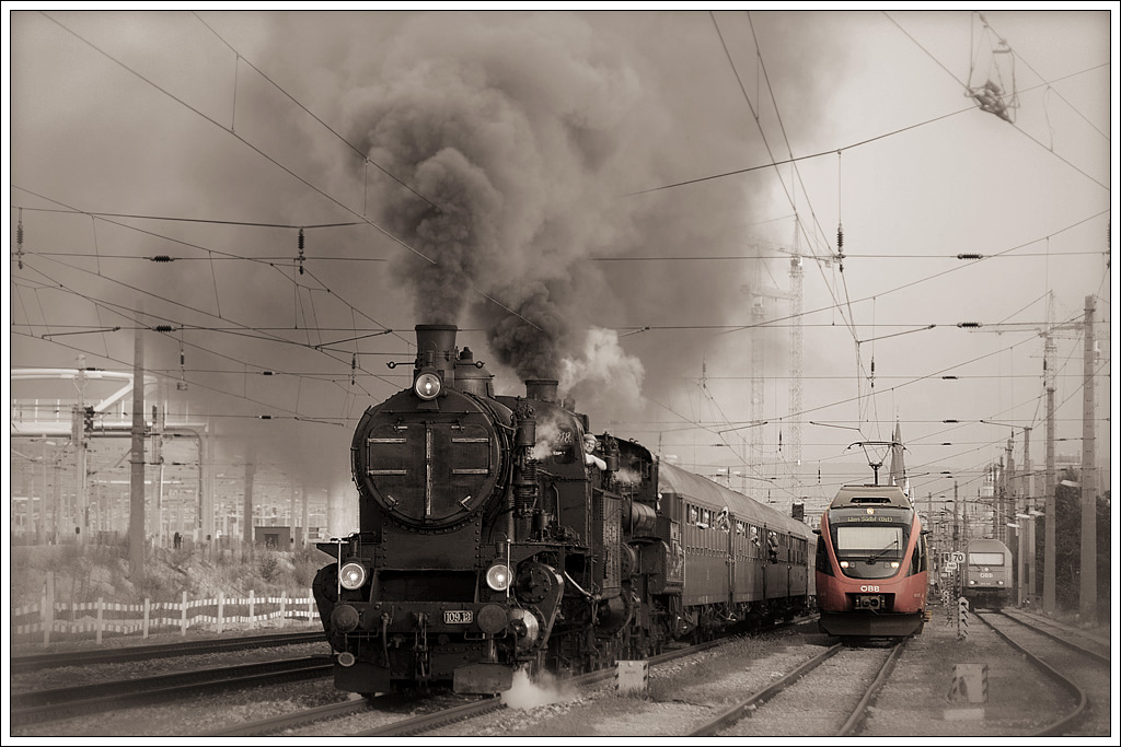 IGE-Eisenbahn Romantik sterreich Rundfahrt am 22.8.2012 von Wien ber Siegmundsherberg nach Aggsbach Markt und wieder retour nach Wien, in der ersten Etappe bis Siegmundsherberg mit 109.13 und 310.23 bespannt, aufgenommen bei der Ausfahrt aus Wien Sd (Ostseite) welche in Blde Geschichte sein wird.
