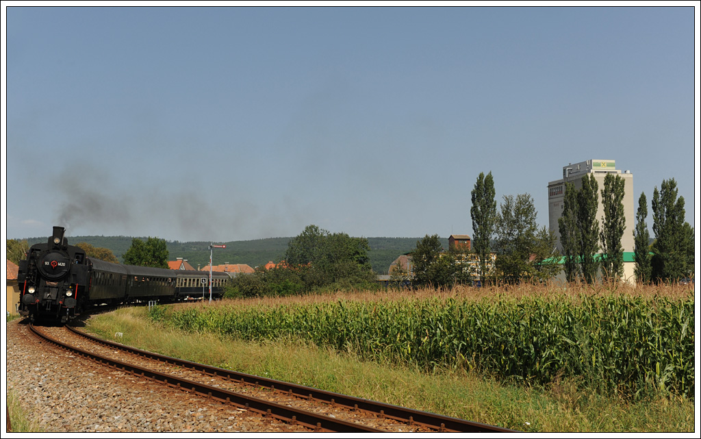IGE-Eisenbahn Romantik sterreich Rundfahrt am 22.8.2012 von Wien ber Siegmundsherberg nach Aggsbach Markt und wieder retour nach Wien, ab Siegmundsherberg bis Aggsbach Markt und retour bis Drnstein Oberloiben mit 93.1420 und 93.1421 bespannt, aufgenommen als SE 17202 kurz nach der Ausfahrt aus Horn.