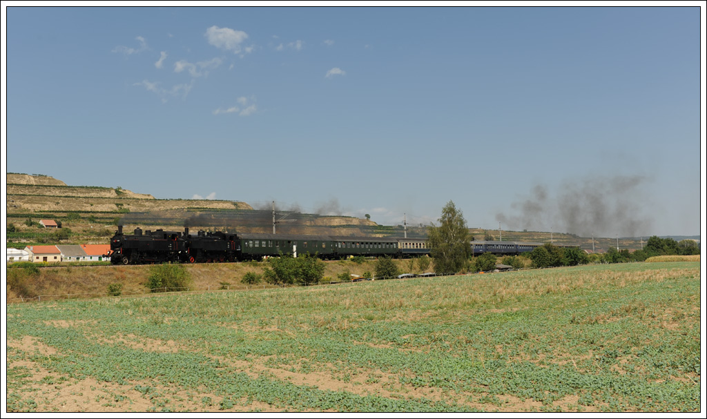 IGE-Eisenbahn Romantik sterreich Rundfahrt am 22.8.2012 von Wien ber Siegmundsherberg nach Aggsbach Markt und wieder retour nach Wien, ab Siegmundsherberg bis Aggsbach Markt und retour bis Drnstein Oberloiben mit 93.1420 und 93.1421 bespannt, aufgenommen als SE 17202 zw. Hadersdorf am Kamp und Krems.