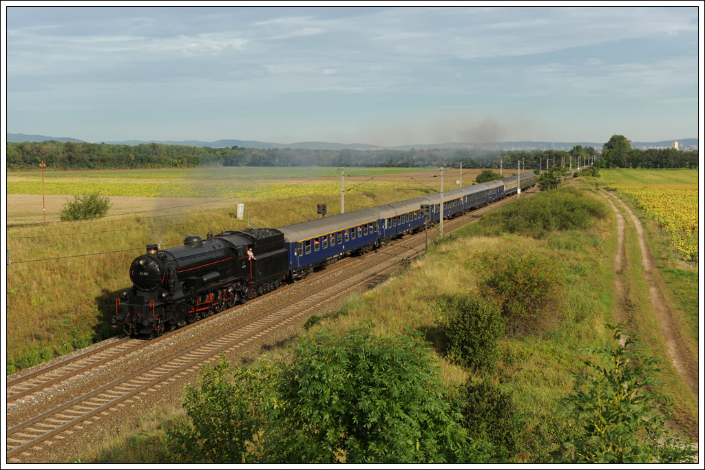 IGE-Eisenbahn-Romantik-Run​dfahrt anlsslich 175 Jahre Eisenbahn in sterreich am 23.8.2012 von Wien ber Mrzzuschlag und das Gesuse nach Linz Hbf, von Wien bis Wiener Neustadt mit 33.132 als Zuglok als SE 17205 unterwegs, aufgenommen zwischen Himberg und Gramatneusiedl.