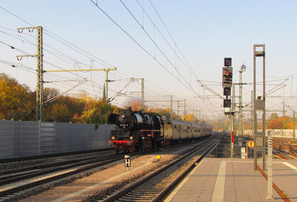 IGE Werrabahn 41 1144-9 mit dem RE 16578  Rotk�ppchen-Express II  von Eisenach �ber Camburg nach Freyburg, am 21.10.2012 bei der Einfahrt in Erfurt Hbf.