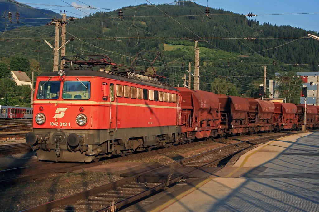 Ihm letzten Abendlicht zieht die 1042 013 einen Gterzug am 16.07.2008 durch Bruck an der Mur.