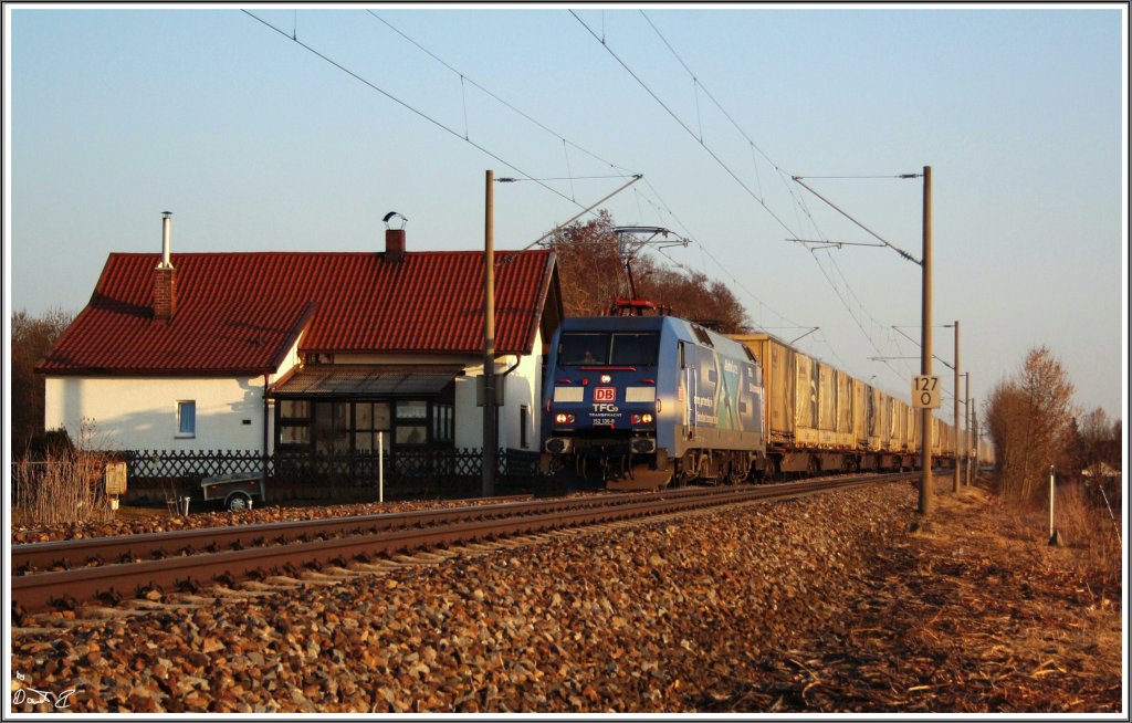 Ihr denkt euch blo:  Mhhh, wieder ein Albatros...  Ja fr euch vielleicht. Mich mgen die nmlich nicht :) Ich lauf ihm schon 2 Jahre hinterher. Er ist der erste seiner Art in meinem Album. 152 136 mit dem Hellmann von Landshut gen Regensburg. (08.03.2011, Kfering)