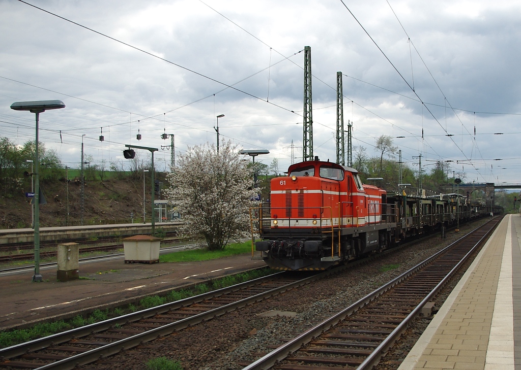 Ihre Gre kompensiert diese Lok mit ihrer Lautstrke. Mit diesem langen Autozug Richtung Norden mhte sich die 295 953-4 (Lok 61) der RVM hrbar ab. Aufgenommen am 16.04.2011 in Eichenberg.