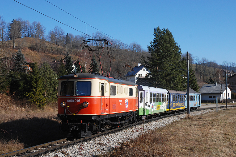 Ihre Sonnendosis hat 1099 011 am 23.11.2011 beinahe hinter sich, als sie mit R 6804 aus Wienerbruck ausfhrt. Denn in Krze wird sie auf ihrer Fahrt nach St. Plten wieder in den Hochnebel des Voralpenlandes eintauchen.
