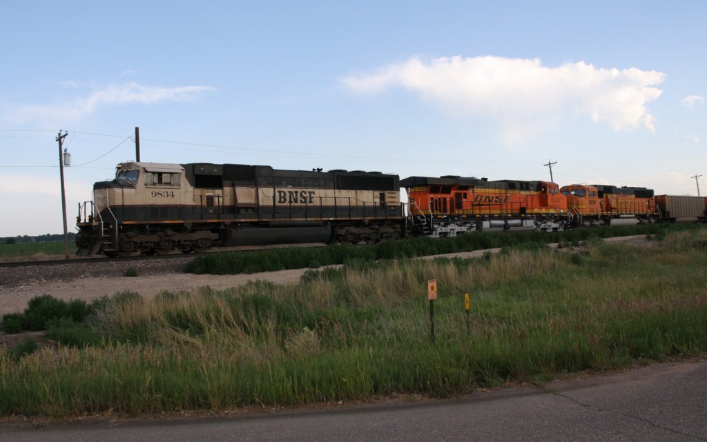 II. 3.7.2011 Zwischen Boulder und Longmont, CO. 3 BNSF Maschinen in unterschiedlicher Lackierung Richtung Norden (Cheyenne, WY). Angaben zum Loktyp willkommen.