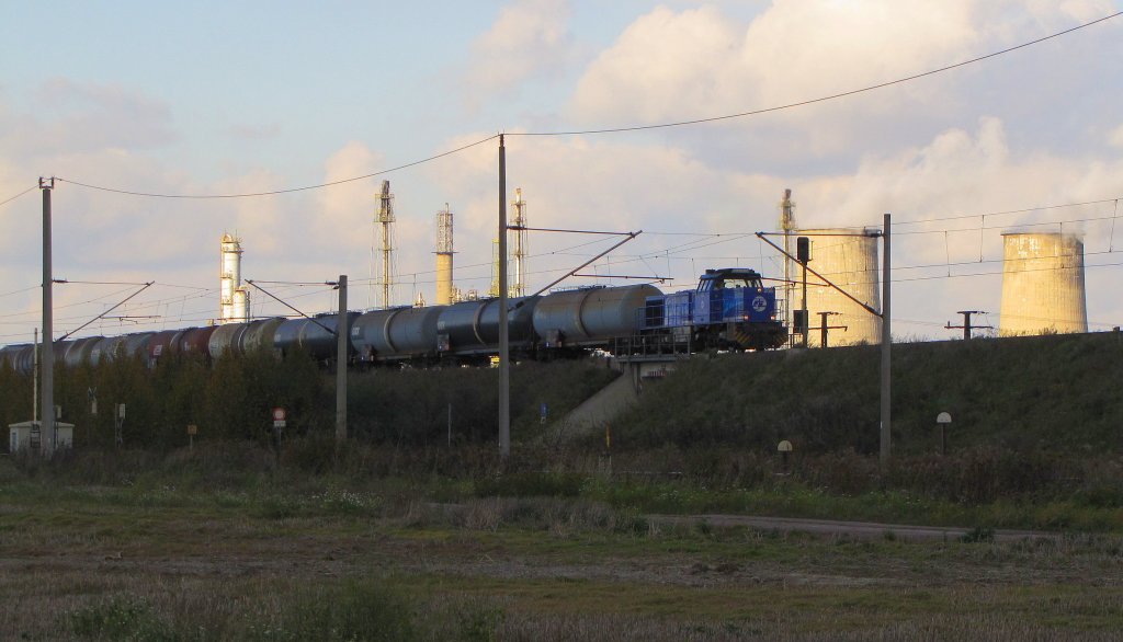 IL 208 (92 80 1275 011-5 D-LEUNA) mit einer Kesselwagen�bergabe von Leuna Werkbf nach Gro�korbetha Rbf, bei Spergau; 25.10.2010