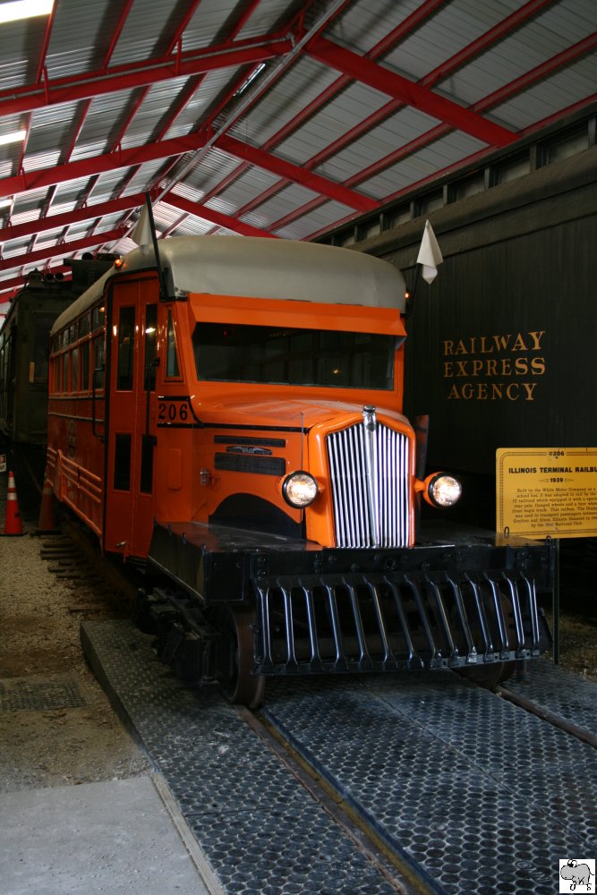 Illinois Terminal Railbus # 206 (White/1939) ausgestellt im Museum of Transportation in St. Louis, Missouri. Aufgenommen am 16. September 2011.