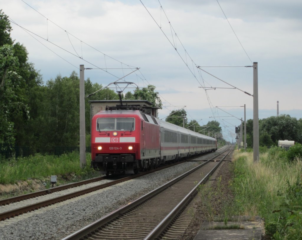 Im 120er-Sandwich durchf�hrt der IC 2209 am 18.Juni 2011 den Bahnhof Leipzig-Miltitz. Gezogen von 120 124 und Schlusslok 120 110.