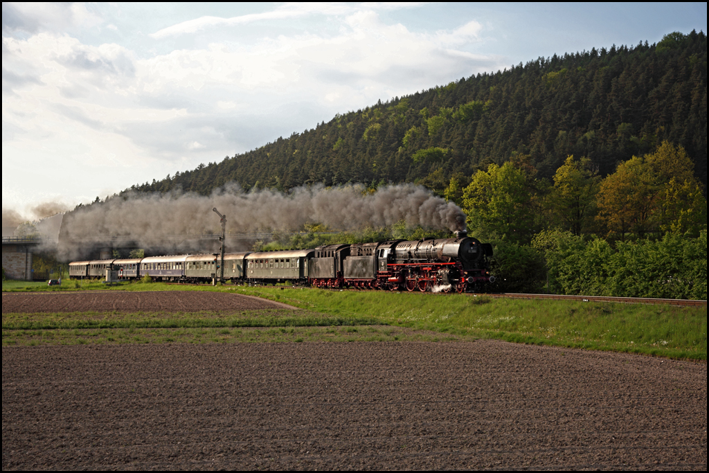 Im Abendlicht des 22.05.2010 ist 01 1066 bei Harsdorf auf dem Heimweg... 