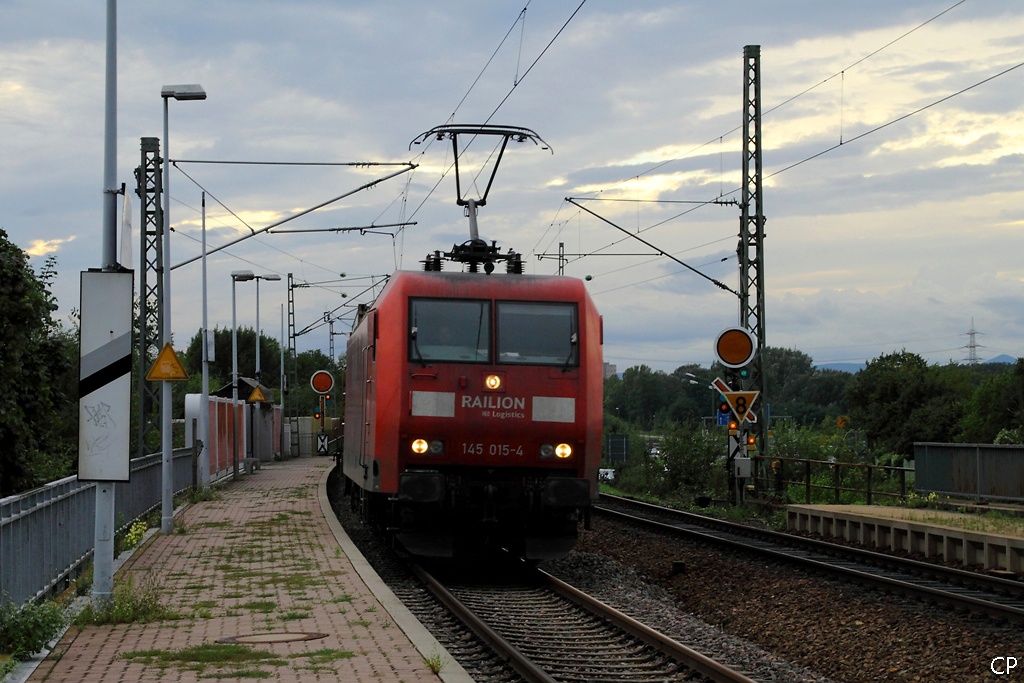 Im Abendlicht durchfhrt 145 015-4 mit einem Gterzug den S-Bahn-Haltepunkt Maximiliansau-Eisenbahnstrae. (27.8.2010)