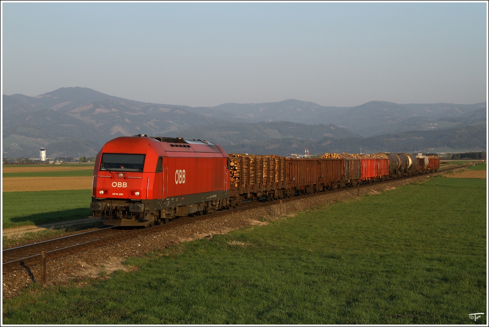 Im Abendlicht fhrt 2016 095 mit Gterzug 64596 von Knittelfeld nach Pls. 
Sillweg 20.4.2011