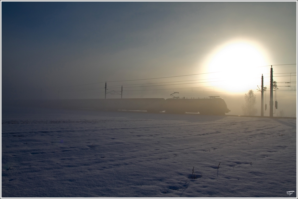Im Aichfeld geht die Sonne auf :O)
Ein Taurus zieht den EC 731  Kelag Energie Express  von Wien Meidling nach Villach. 
Zeltweg 23_1_2011