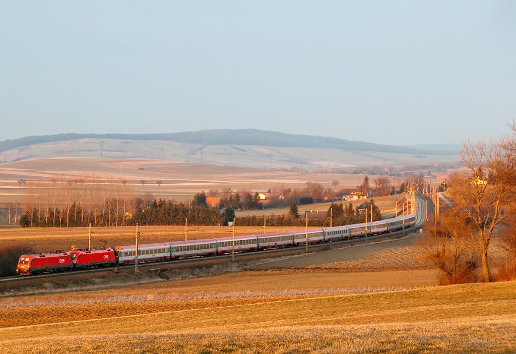 Im allerletzten Abendlicht des 19.03.2010 konnte der OEC 662 (Wien - Bregenz) zwischen Neulengbach und Ollersbach abgelichtet werden.