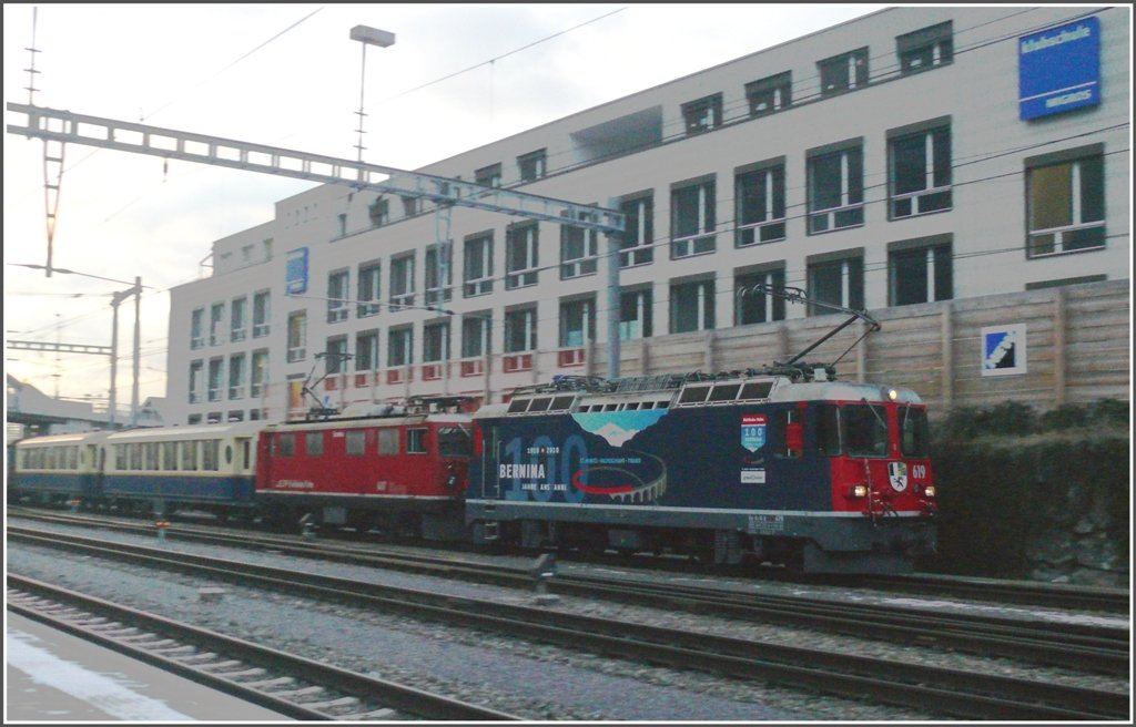 Im allerletzten Licht kam sie dann doch noch um die Kurve, die neuste Werbelok in eigener Sache, die Ge 4/4 II 619  Samedan  und die Ge 4/4 I 607  Surselva . www.mybernina.ch (21.01.2010)