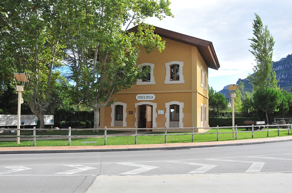 Im alten Bahnhof von Monistrol-Vila ist eine kleine Ausstellung zur alten Bahn auf den Montserrat untergebracht. Im Aussenbereich sind noch ein Wagen der Bahn und ein Zug der Bergbahn Ribes Nuria ausgestellt. 