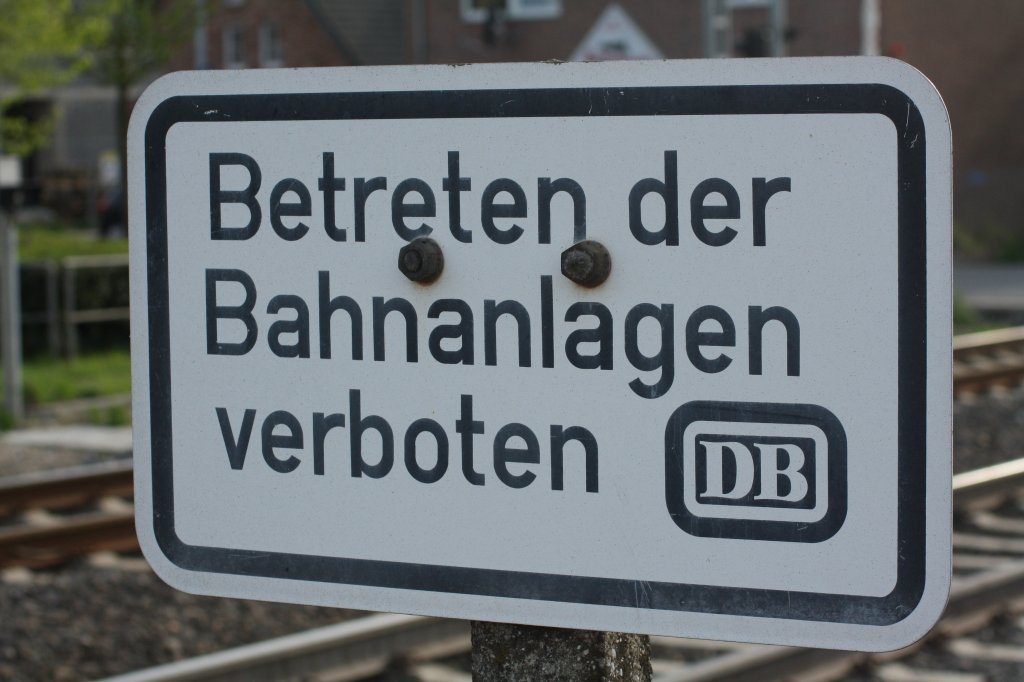 Im Alten Stil mahnt die Deutsche Bundesbahn das das Betreten der Gleise verboten ist.
Lindern am 11.04.11