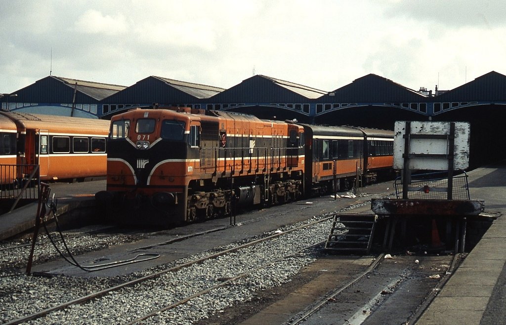 Im April 1992 steht CIE 071 mit einem Personenzug abfahrbereit in Dublin Heuston Station