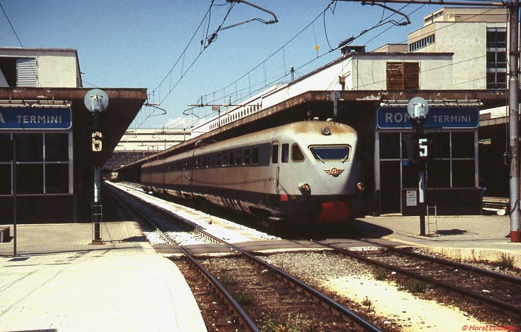 Im April 1996 verlt ein ETR 220 Roma Termini