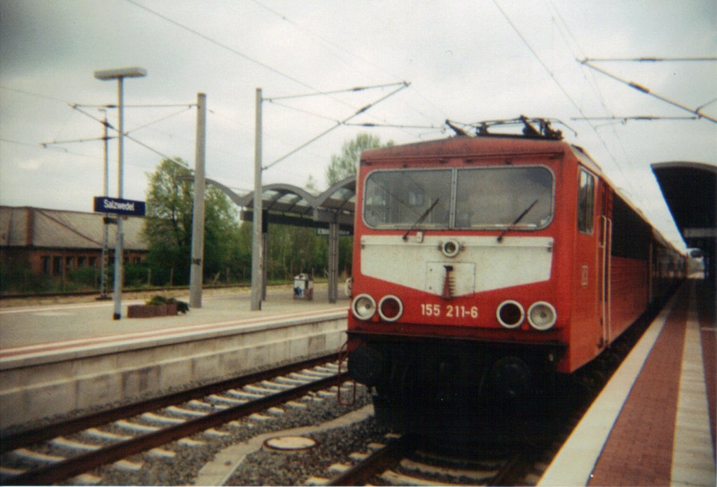 Im April 1999 kam 155 211 mit einer RB in Salzwedel an.Es waren Schulungsfahrten.(Scanfoto)