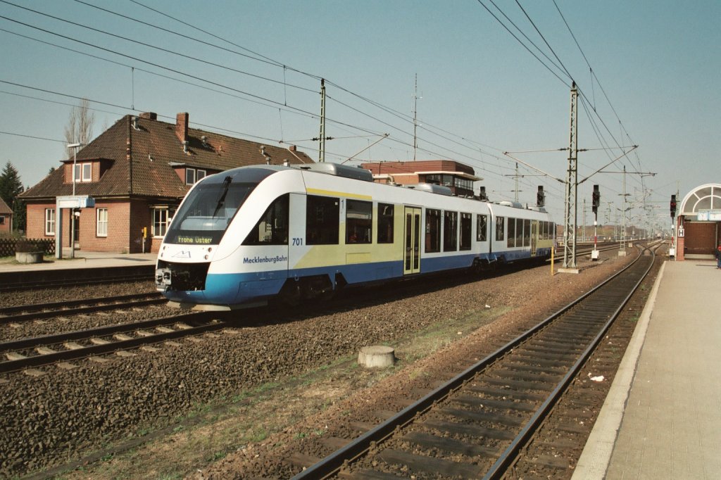 Im April 2003 kurz vor Ostern steht VT 701 der Mecklenburgbahn (OLA) im Bahnhof von Bchen zur Rckfahrt nach Schwerin bereit