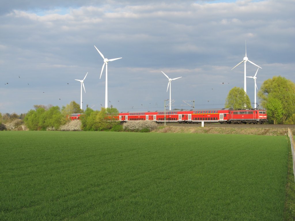 Im April 2011: RegionalExpress 1 von Aachen nach Paderborn. Im Hintergrund zieht ein Gewitter auf, welches einen schnen Kontrast bietet.