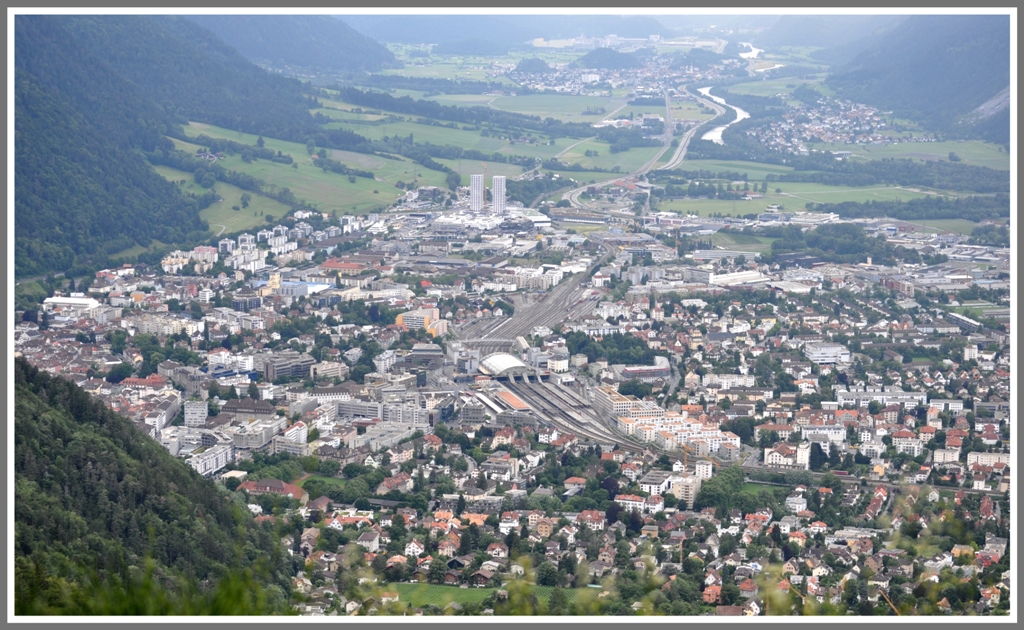Im Aufstieg zur Roten Platte wird die schweisstreibende Angelegenheit mit dieser Sicht auf Chur belohnt. Mittendrin liegt der Bahnhof SBB/RhB und die Postautostation. (22.06.2012)