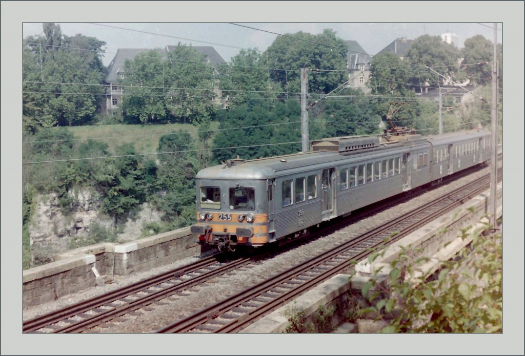 Im August 1987 ist dieser 255 von Wasserbillig nach Luxembourg Stadt unterwegs und nur noch wenige hundert Meter von seinem Ziel entfernt.
(Gesanntes Negativ)