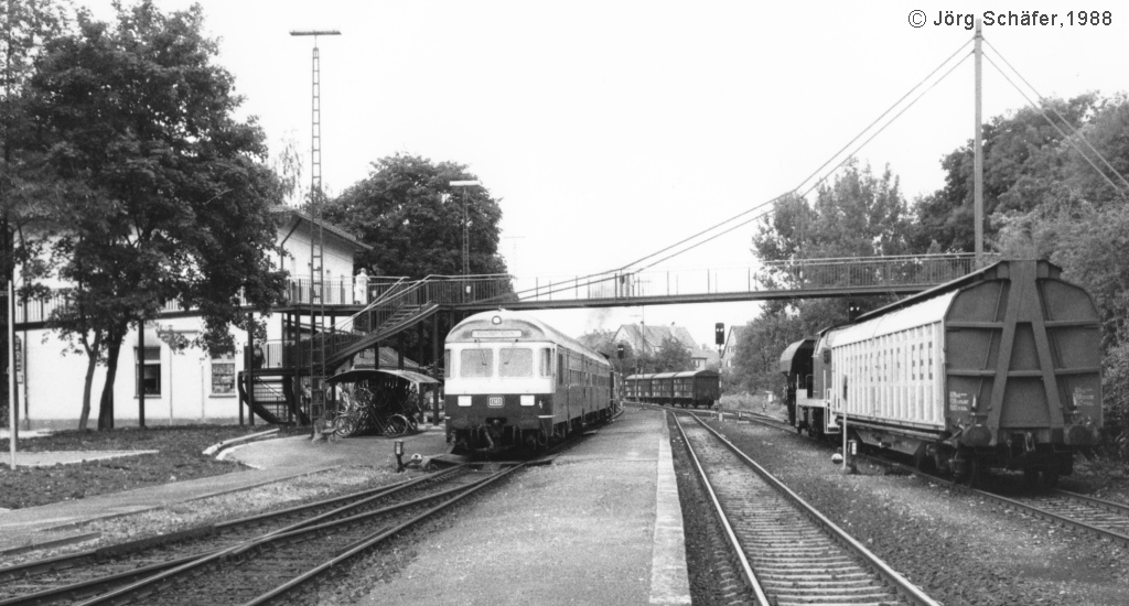 Im August 1988 war gerade die neue Fugngerbrcke in Bad Windsheim fertig gestellt worden, welche die Stadtmitte (links) mit den Kuranlagen nrdlich vom Bahnhof (rechts) verbindet.