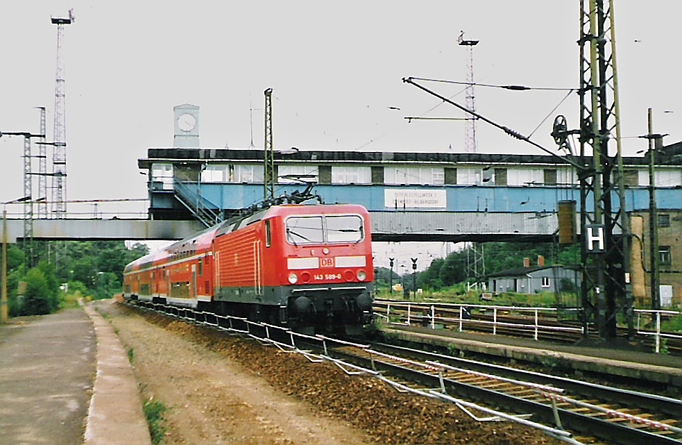 Im August 1998 durchfuhr BR 143 589-0 den Haltepunkt Chemnitz-Hilbersdorf. Im Hintergrund sieht man des ehemalige Bedienstellwerk des Rangierbahnhofes. Es steht unter Denkmalschutz und ist heute das einzige was noch an den Gterbahnhof errinnert.