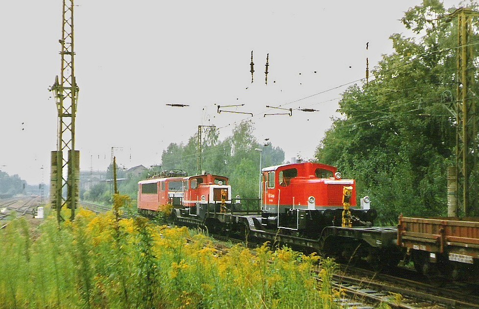 Im August 1998 durchfuhr ein Gterzug, unter anderem auch beladen mit zwei Rangierloks der BR 335, den Bhf. Chemnitz-Siegmar. Die Loks waren wohl zu einer GR im Chemnitzer RAW.. 
Kamera: EXA 1b SLR, gescannt.