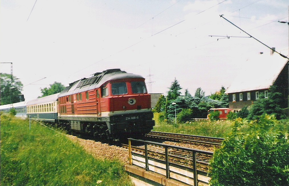Im August 1998 fuhr 234 608-8 mit einem IR durch Chemnitz-Grna mit Fahrtrichtung Chemnitz Hbf.. Damals gab es noch Farbe bei der DB! ;-)
Scann.