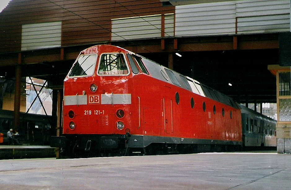 Im August 1998 wartet 219 121-1 mit einem RE im Leipziger-Hbf. auf die Abfahrt Richtung Chemnitz-Hbf..