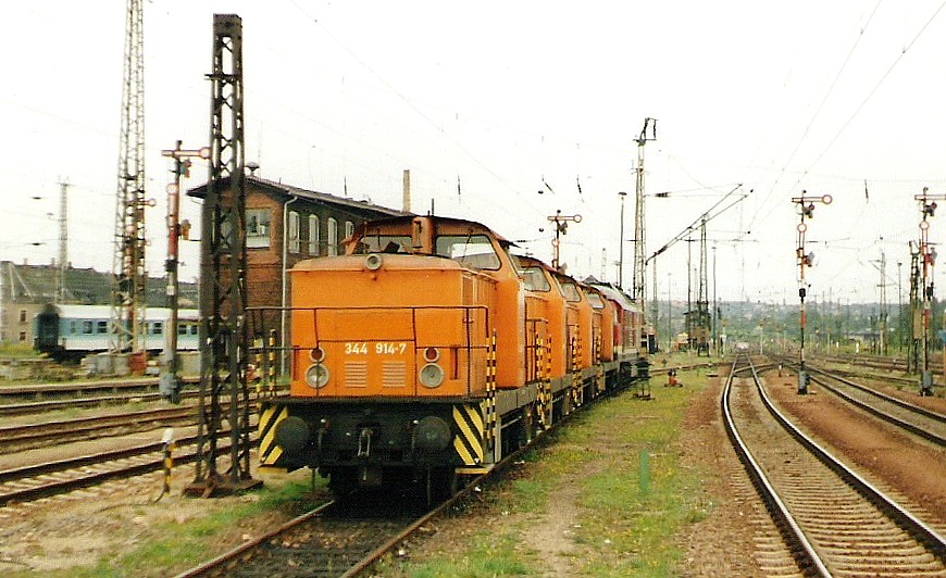 Im August 1998 wurden vier Loks der BR 344 von einer 232iger in ein Abstellgleis des Chemnitzer-Hbf. geschoben.
Scann.