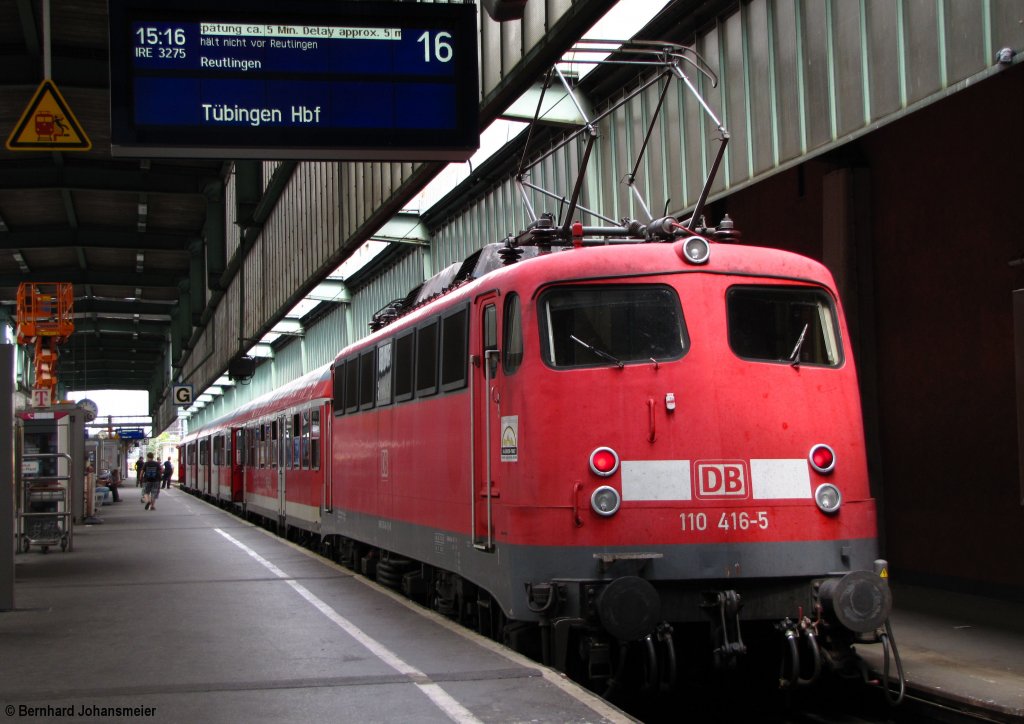 Im August 2011 war an Gleis 16 noch alles in Ordnung, als 110 416-5 mit dem T�binger Umlauf auf die Ausfahrt wartete.