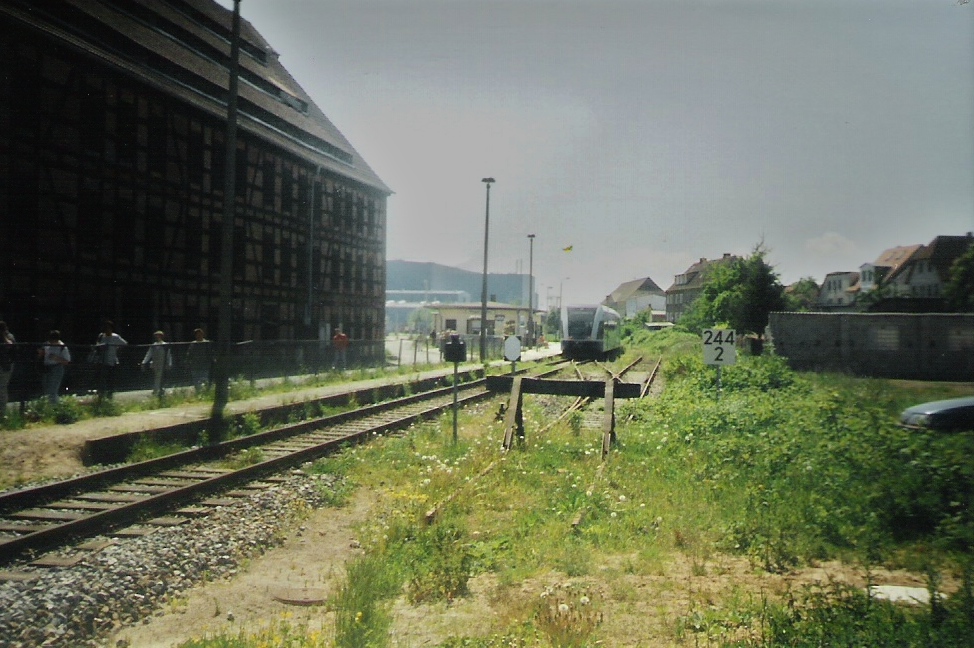Im August des Jahres 2002 stand ein Triebwagen der BR 646 der UBB im Bhf. Wolgast-Hafen. Vieles hat sich heute gewandelt:
Der Speicher links ist leider einem Brand zum Opfer gefallen, das kleine Emf. Gebude wurde abgerissen und das zweite Gleis welches dem Umsetzen der E-Lok bespannten Personenzge diente, wurde zurckgebaut.
Auf dem Gleis links, geht es heute auf die Insel Usedom