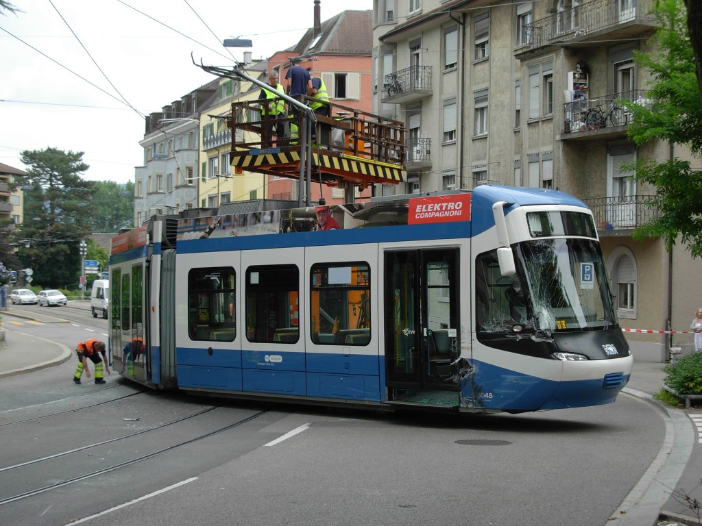 Im August hat es in der Albisstrasse, zwischen den Haltestellen  Post Wollishofen  und  Morgental  frchterlich gekracht: ein Lastwagen rammte eine  Cobra  der VBZ (vulgo:  Klapperschlange ) und warf sie aus den Schienen. Das Eingleisen dauerte dann Stunden, whrend denen ein Bus Notverkehr ber Quartierstrassen eingerichtet wurde. Bevor man aber an's Eingleisen denken konnte, musste zuerst mit viel lautem Hau-Ruck der Stromabnehmer aus der Fahrleitung gefdelt werden. Ach ja - es gab beim Zusammenstoss gottseidank nur leicht Verletzte.