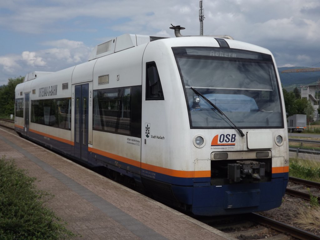 Im Bahnhof in Achern steht am Nachmittag des 22.06.13 der Regio Shuttle VT 515 der Ortenau-S-Bahn.Er ist auf der Achertalbahn im Einsatz.
