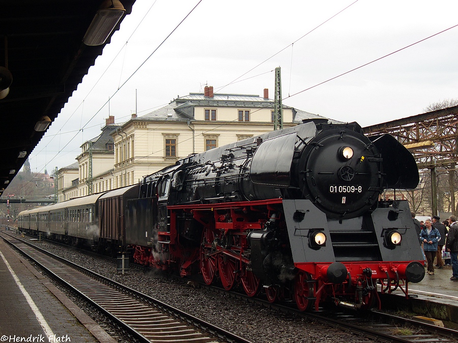 Im Bahnhof Altenburg (Thr) legte unser Sonderzug, gezogen von 01 0509 am 20.03.2010 einen Wasserhalt ein.