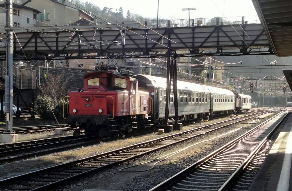 Im Bahnhof Bellinzona sind die Ee 3/3 16447 und 16448 nach wie vor im tglichen Einsatz. Am 30.01.13 zieht letztere einen B 50, Bpm 51, die Schwesterlok und einen mit der TILO-Beschriftung versehenen EW I aus einem Nebengleis.