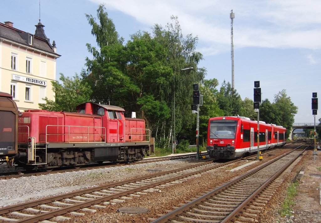 Im Bahnhof Biberach (Ri) steht 294 788-5 bereit, um kurz nach der Einfahrt der in Biberach (Ri) Sd abgefahrenen RB 22594 weiterzufahren. Whrend die 294er nur wenige Kilometer weiter zu einem Firmengelnde fahren wird stehen die beiden Regioshuttle am Beginn ihrer Fahrt nach Langenau (19.06.2013).