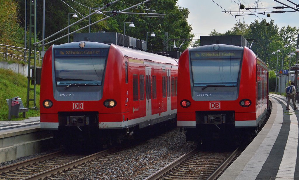 Im Bahnhof Binau findet die Kreuzung von S1 Zgen statt. An diesem Samstagnachmittag treffen die Triebwagen 425 222-7 und 425 205-2 aufeinander. 22.9.2012