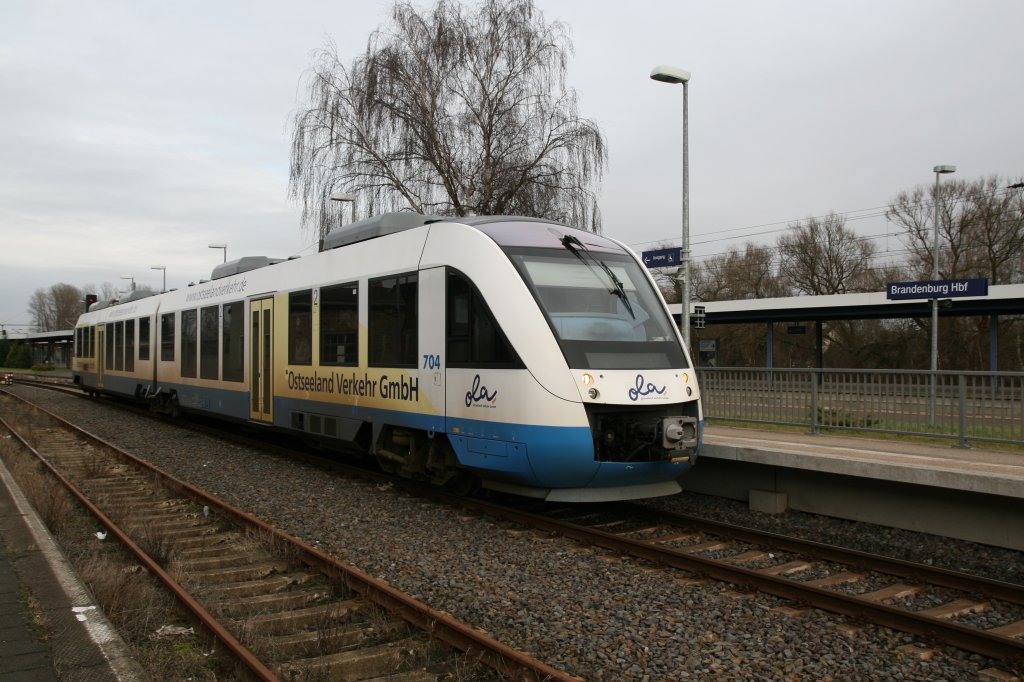 Im Bahnhof von Brandenburg HBF wartet VT 704 der OLA Schwerin am 08.02.2008  auf Ausfahrt in Richtung Rathenow