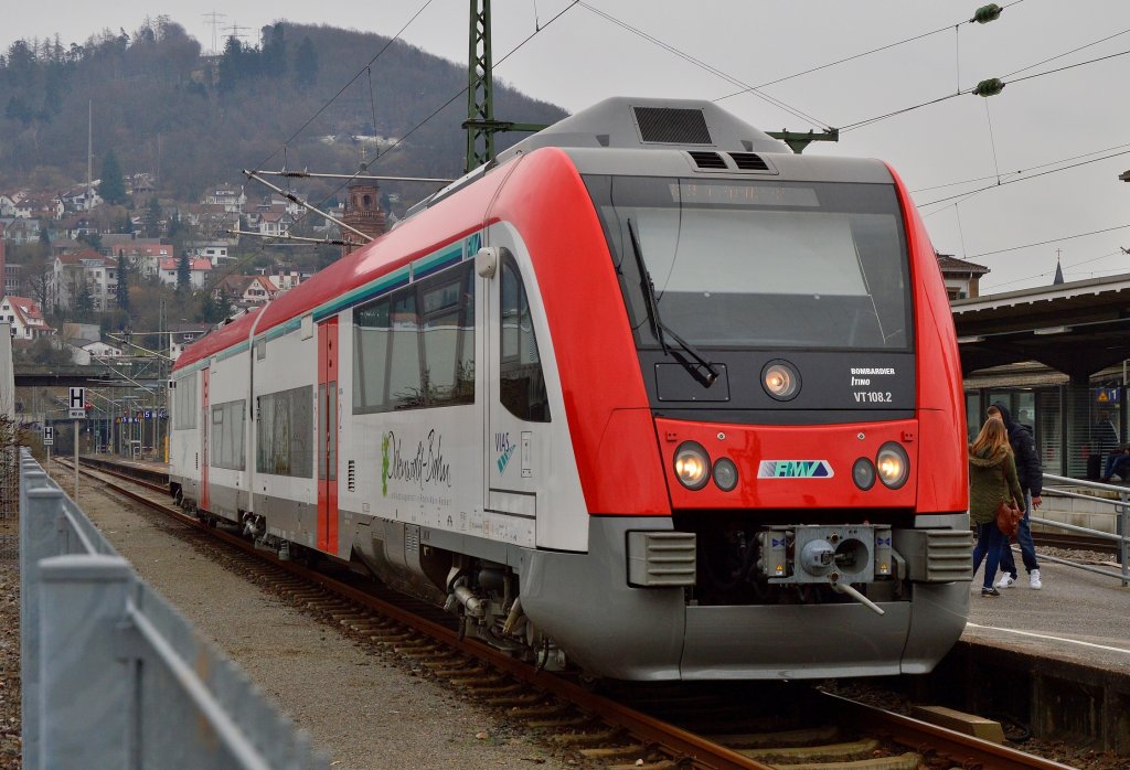 Im Bahnhof Eberbach auf Gleis 5 steht der VT 108/615 108-7 der VIAS-Odenwaldbahn und wartet auf seine Rckfahrt nach Frankfurt Hbf ber Darmstadt. 17.3.2013