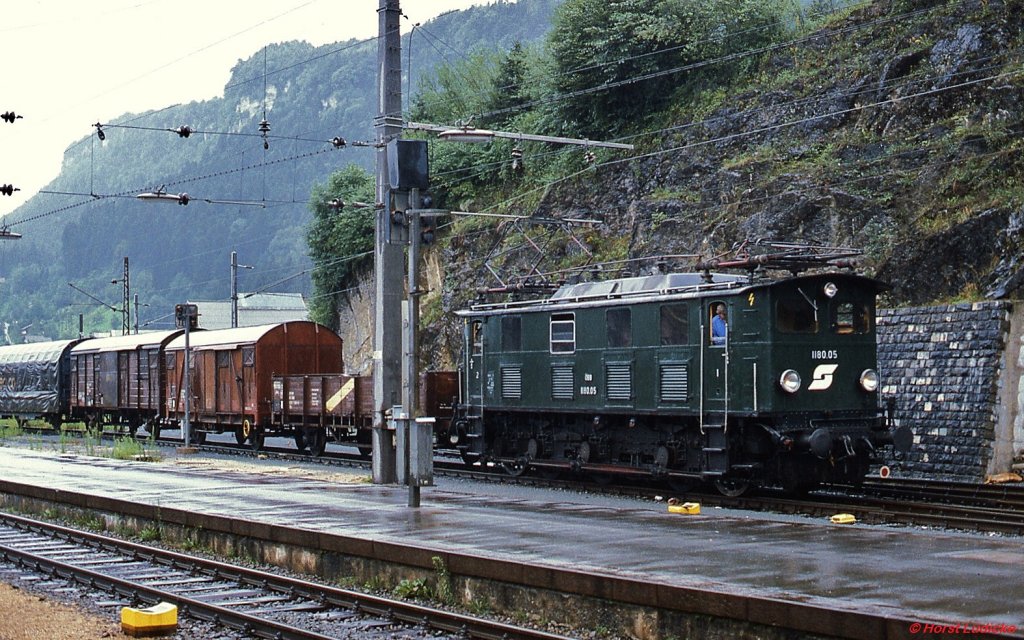 Im Bahnhof Feldkirch rangiert 1180.05 im August 1982