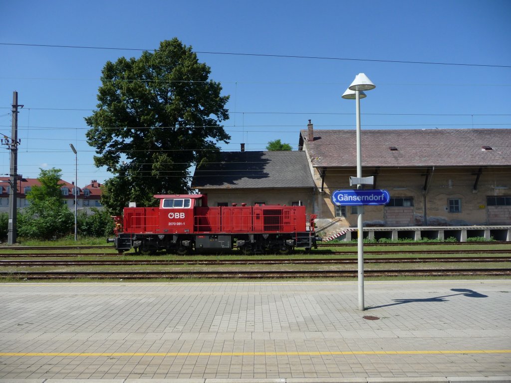 Im Bahnhof G�nserndorf wartet die 2070 081-1 auf neue Eins�tze.