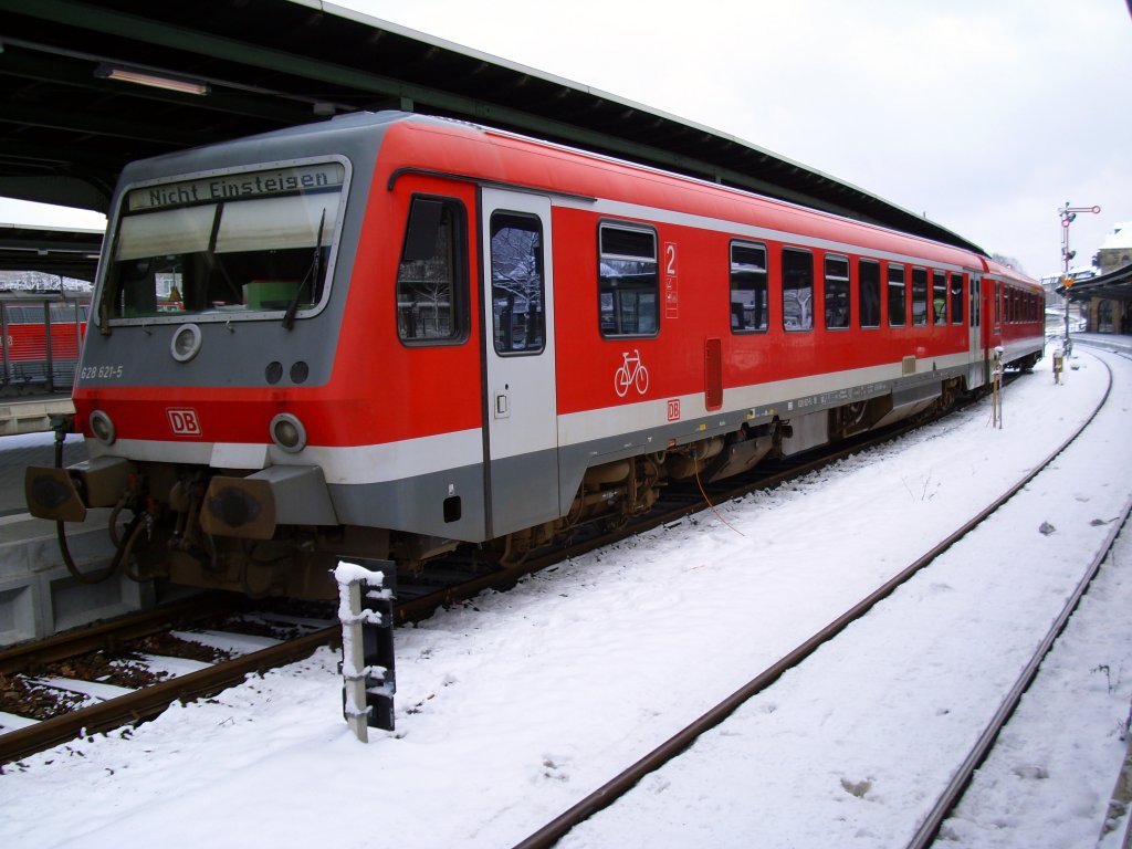 Im Bahnhof Goslar herrscht noch Dieselbetrieb...und Schnee. Der abgebildete 628 621 wurde am 23.03.2008 dort  erlegt . Hersteller war die AEG in Nrnberg unter der Nummer 21873/1995.