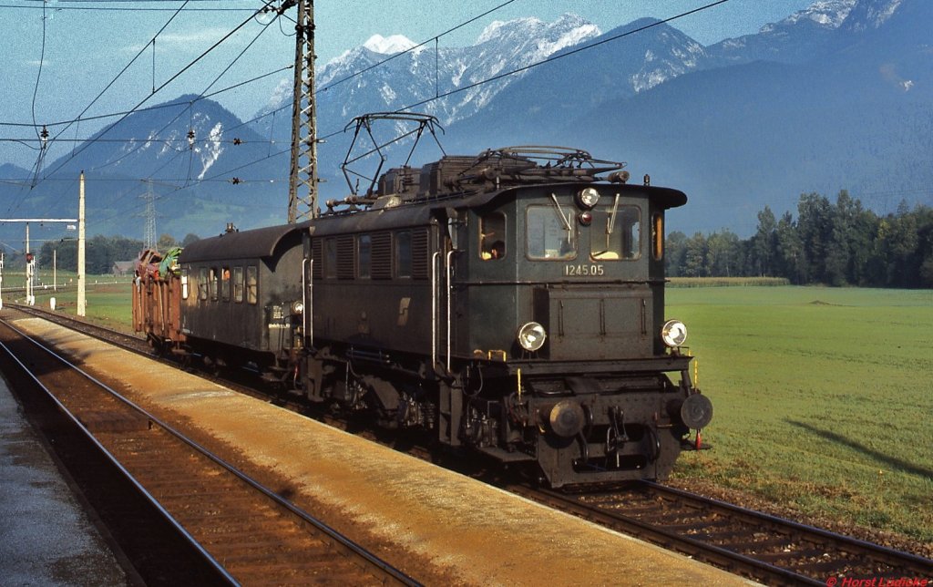 Im Bahnhof Haus im Ennstal wartet 1245.05 eine Zugkreuzung ab (September 1986)