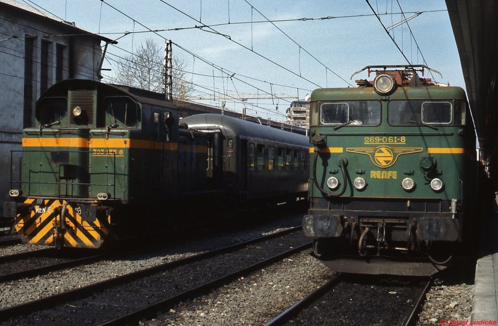 Im Bahnhof Irun begegnen sich im April 1984 269-061-8 vor dem Sud-Express von Paris nach Lisboa und 303-135-8