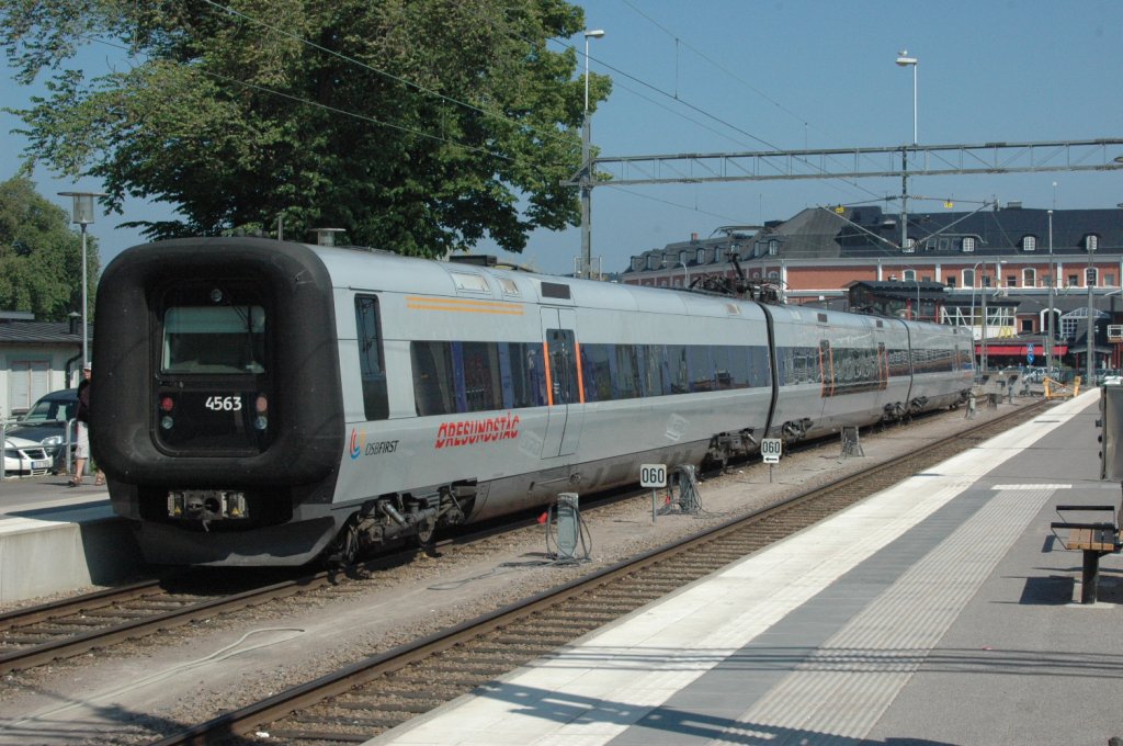 Im Bahnhof Kalmar steht ein Regionalzug  resundstg. DSBFirst hat die  Verantwortung  an Veolia Transport fr resund Zge in Sdschweden bergeben. resund ist ein Common-Rail-System in Sdschweden und Dnemark